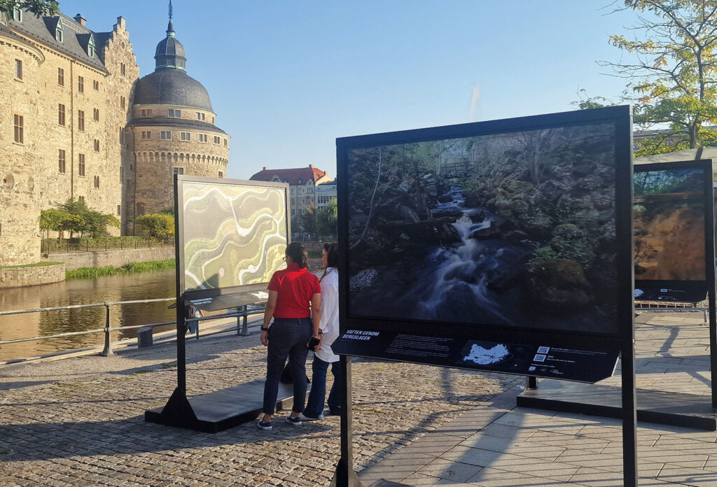 Stora bilder utomhus, i bakgrunden syns ett slott